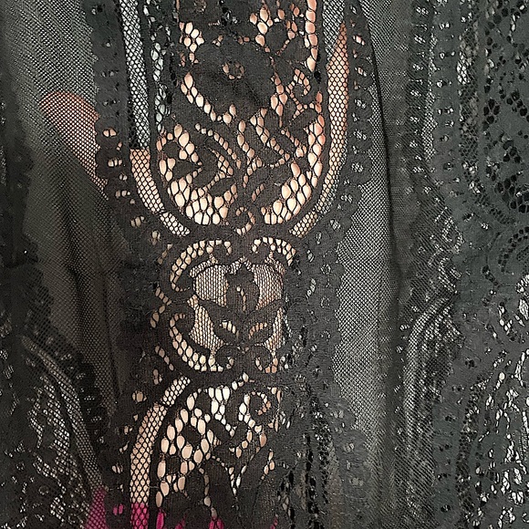 Beautiful black eye lace top - Picture 3 of 4